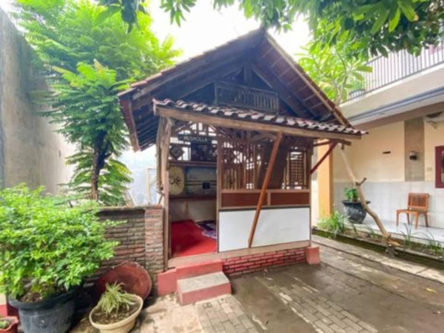 Surya Guest House Probolinggo Exterior foto